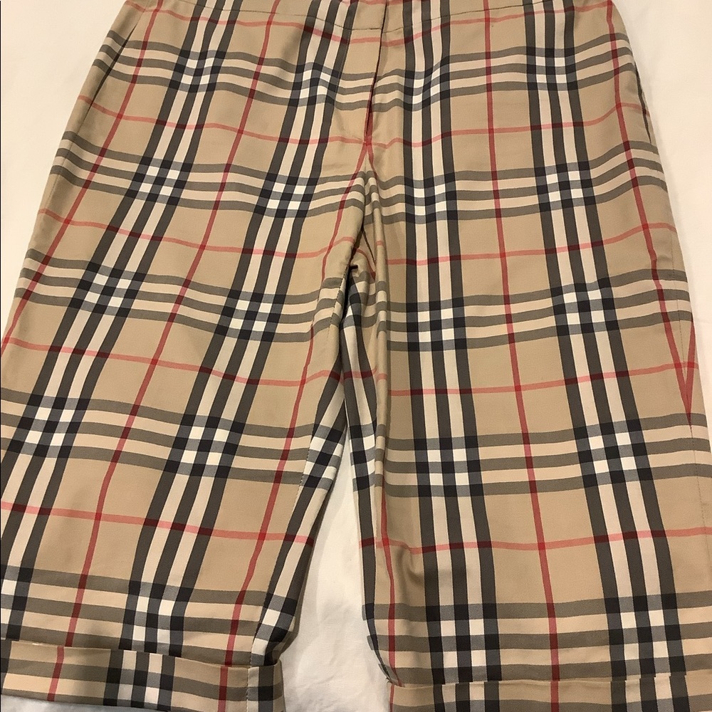 Size 6 Authentic Burberry Women’s Bermuda short